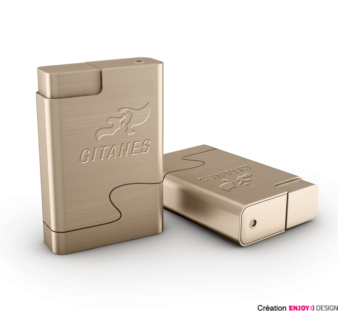 Exécution d‘objet de la marque GITANES BLONDES. Logotype en défonce sur matière acier pour un briquer.